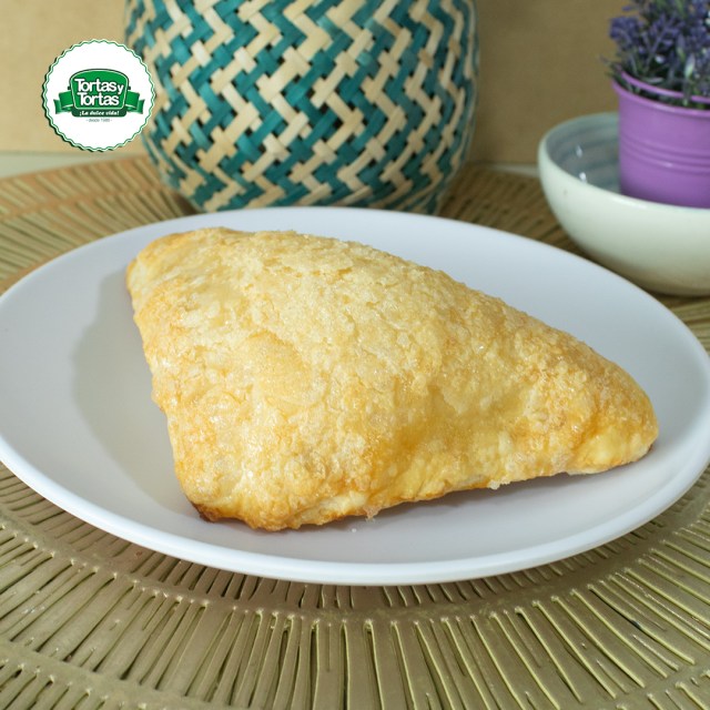 Este delicioso pastel cuenta con Jamón - Queso y trozos de Piña